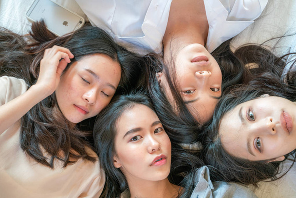 Grupo de belas mulheres asiáticas bonitas amigo na cama aconchegante
 - Foto, Imagem