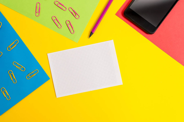 空白の紙シートクリップスマートフォン正方形のメモ帳鉛筆の光の背景。空のメモホームオフィススクールのための重要な将来のイベントの静止製品 - 写真・画像