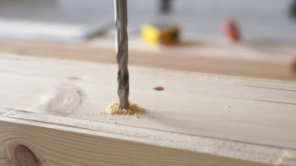 construcción y reparación. trabajar con madera - agujeros de perforación de cerca
 - Metraje, vídeo