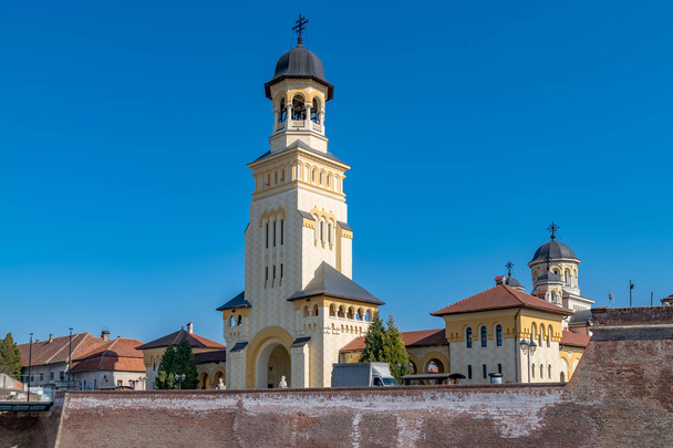 Çan kulesi ve Taç Giyme Yeniden Birleşme Katedrali görünümü - Fotoğraf, Görsel