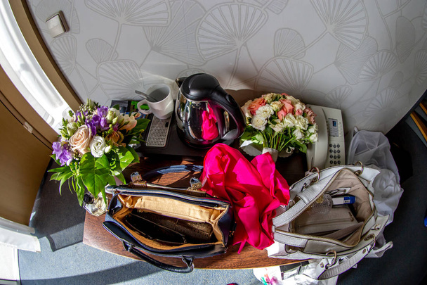 Аксессуары для леди на столе в свадебной комнате
 - Фото, изображение