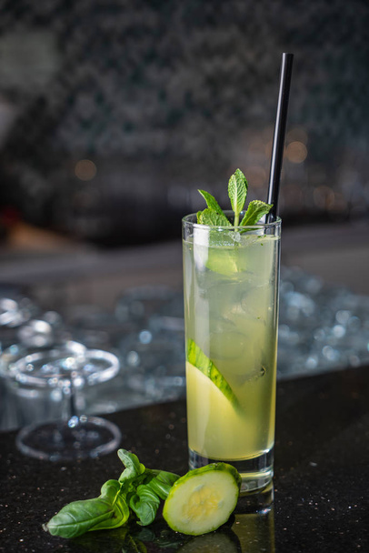 cocktail in the bar, close up - Valokuva, kuva