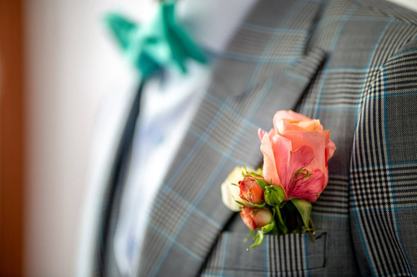 Ροζ τριαντάφυλλο στον γαμπρό στην τσέπη του σακακιού - Φωτογραφία, εικόνα