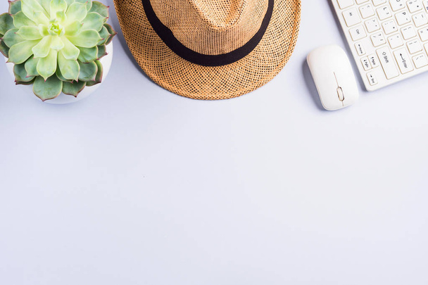 Ψάθινο καπέλο, ζουμερό και πληκτρολόγιο σε ουδέτερο γκρι - Φωτογραφία, εικόνα
