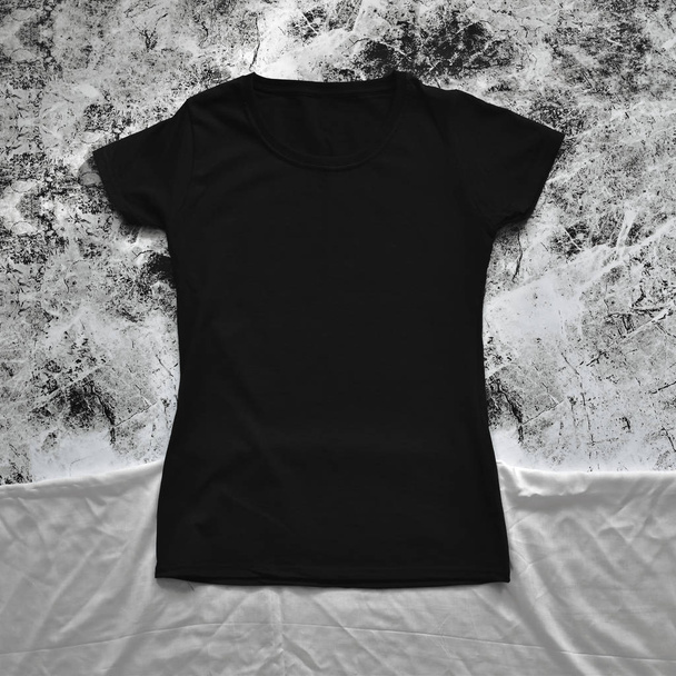 T-Shirt auf Marmor Hintergrund - Foto, Bild
