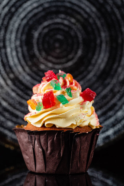 cupcake with cream and caramel, close up - Foto, afbeelding