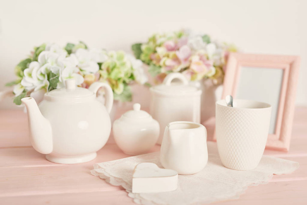 ensemble thé et café sur la table sur un fond blanc
 - Photo, image