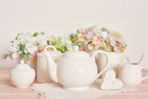 ensemble thé et café sur la table sur un fond blanc
 - Photo, image