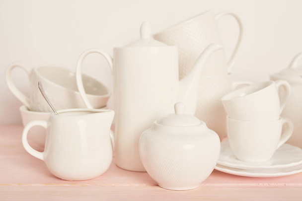 chá e café sobre a mesa em um fundo branco
 - Foto, Imagem