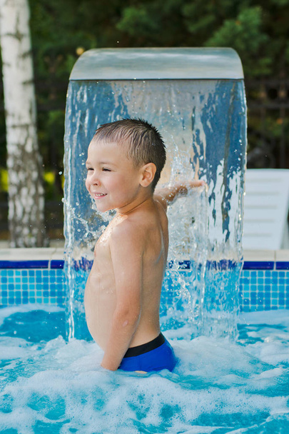 παιδί παίζει στην παιδική πισίνα - Φωτογραφία, εικόνα