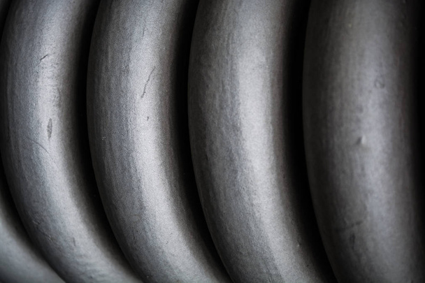 Plait, espiral gris grueso de metal, para el mantenimiento de elementos de construcción. Primavera. Textura o fondo en tonos monofónicos
 - Foto, imagen