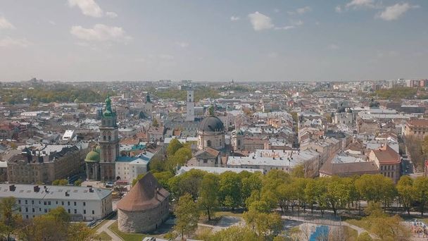 Lvov, Ucrania. Aerial City Lviv, Ucrania. Panorama del casco antiguo. Dominicanas
 - Foto, Imagen