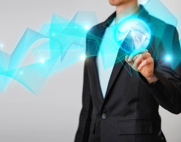 Бизнесмен, держащий светящийся голограмму цифровой глобус. Концепция бизнеса и инноваций
 - Фото, изображение