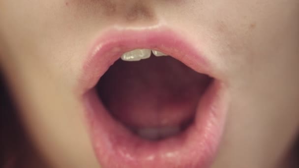 Vrouwelijk gezicht van aantrekkelijke vrouw met geopende mond. Sexy en mollige vrouwelijke lippen - Video