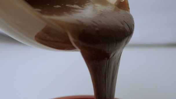 gotować nalewa ciasto czekoladowe w naczyniu do pieczenia - Materiał filmowy, wideo