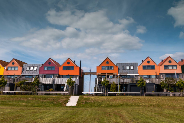 Ijssellake, bölge Gaasterland, il Friesland de Stavoren güzel renkli evler - Fotoğraf, Görsel