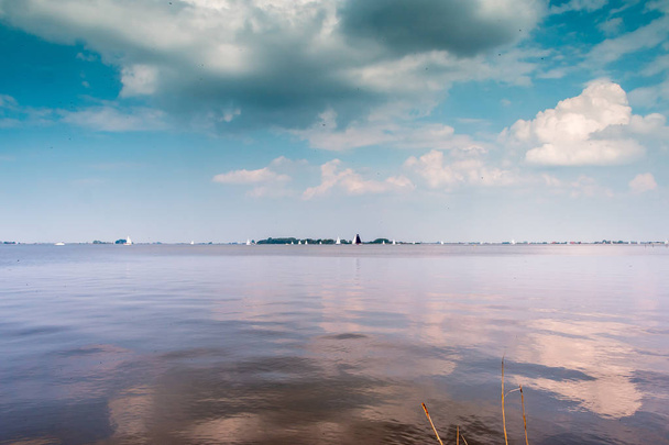 Krásný výhled na jezero, zvaný fluessen v Nizozemsku, provincie Friesland - Fotografie, Obrázek