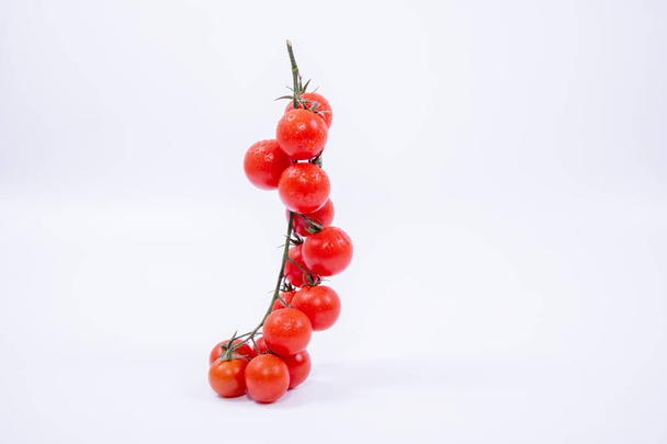 Tomates cereja vermelhos close-up fundo branco. Tomates cereja vermelhos maduros frescos close-up no fundo branco
 - Foto, Imagem