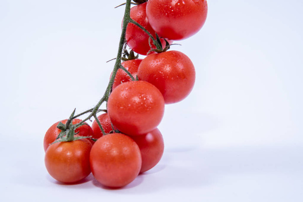 Tomates cerises rouges gros plan fond blanc. gros plan
 - Photo, image