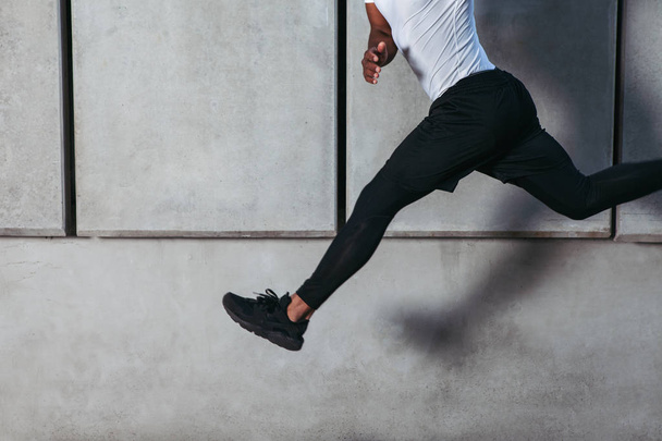 Спортсмен біжить на бетонну стіну
.  - Фото, зображення