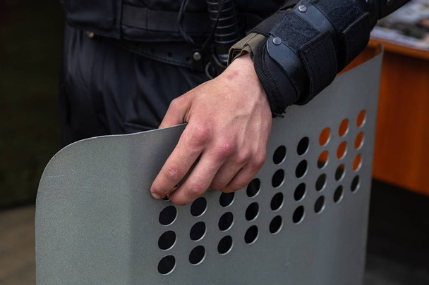 Ukrán rendőrtiszt egy fém pajzs a tiltakozás. - Fotó, kép