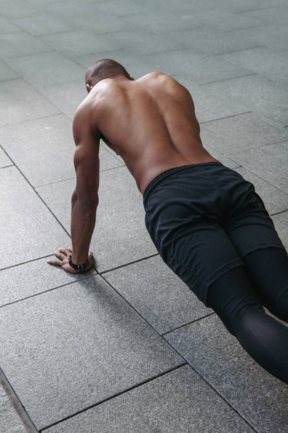 Sportman doet push ups - Foto, afbeelding