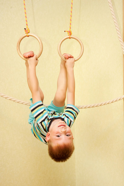 küçük çocuk egzersiz jimnastik halkaları - Fotoğraf, Görsel