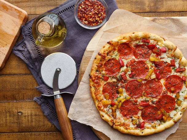 pepperoni pizza puinen tarjotin leikkuri tasainen lay koostumus
 - Valokuva, kuva