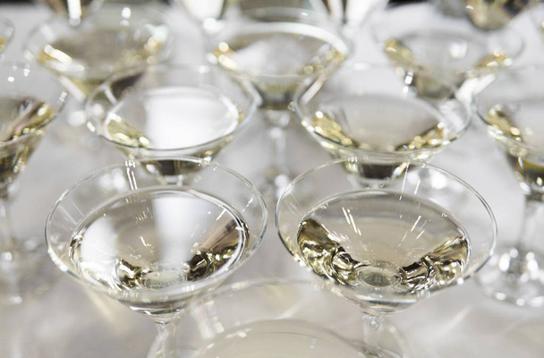 Açık hava olay veya düğün dekore catering buket masada Alkol kokteyller, martini, votka ve diğerleri. - Fotoğraf, Görsel