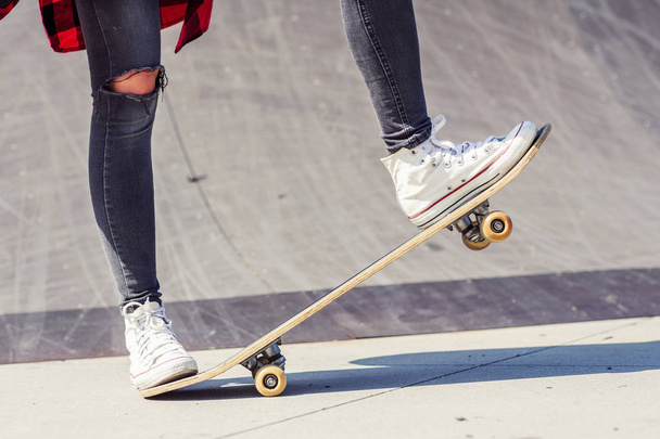 skateboardista, který dělá trik na skateboardy ve bruslit parku - Fotografie, Obrázek