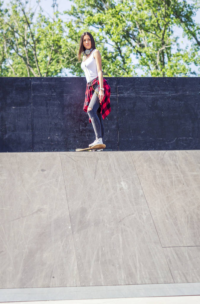 skateboarder girl skateboarding outdoor - Fotoğraf, Görsel