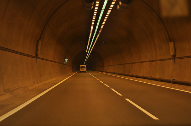 die kleine Tunnelstraße - Foto, Bild