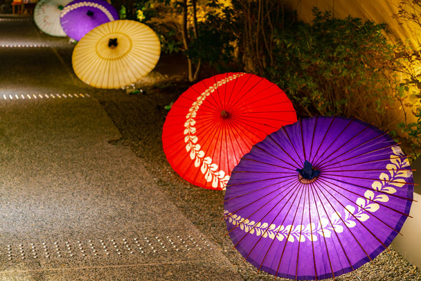 Japanilainen sateenvarjo Kiotossa, Japanissa. Japanilaisen kulttuurin kuva
. - Valokuva, kuva