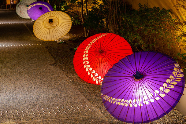 Japanilainen sateenvarjo Kiotossa, Japanissa. Japanilaisen kulttuurin kuva
. - Valokuva, kuva