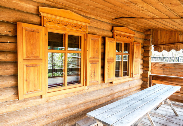 Dřevěné okenice na oknech domu - Fotografie, Obrázek