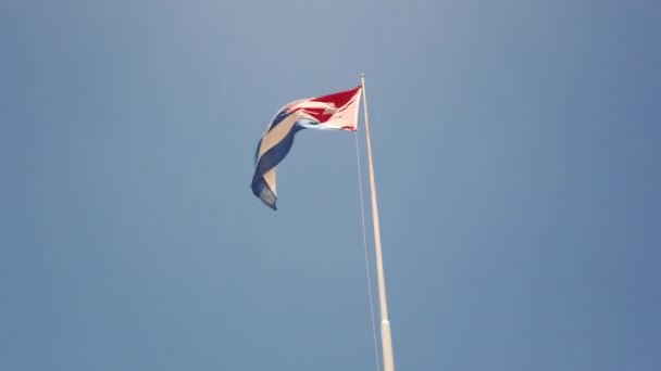 Η σημαία της Κούβας αναπτύσσεται στον άνεμο. Η σημαία της Κούβας κρέμεται στο κτίριο - Πλάνα, βίντεο