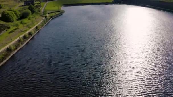 4k Drohnenaufnahmen des Woodhead Reservoirs im Peak District Nationalpark zwischen Woodhead und Crowden, Glossop, South yorkshire, England - Filmmaterial, Video