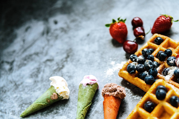 Sağlıklı vitamin zekâ dolu lezzetli kırmızı meyve ile Tatlı waffle - Fotoğraf, Görsel