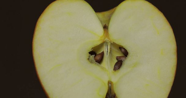 Delicioso corte de maçã para espremer suco fresco. Maçã metade
 - Foto, Imagem