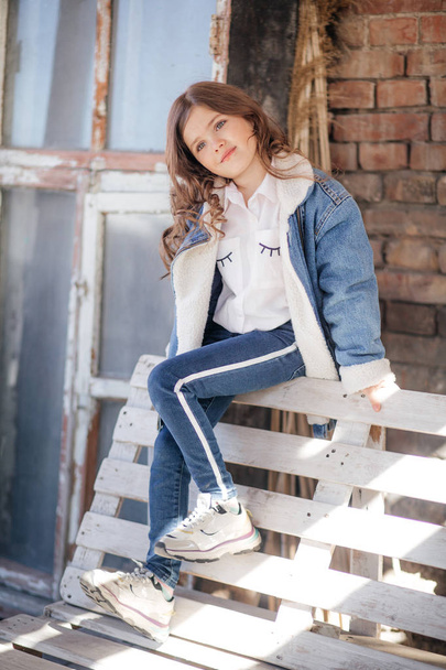Милая маленькая девочка в джинсовой куртке, счастливая концепция детства
 - Фото, изображение