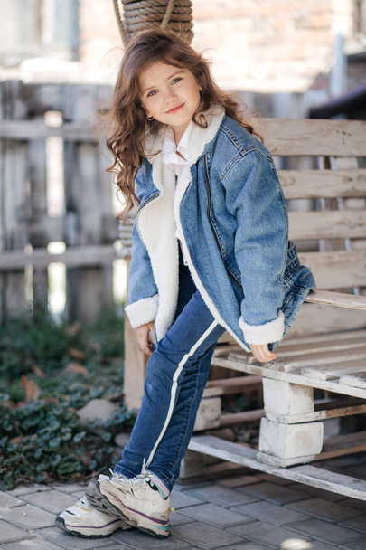 Petite fille mignonne en veste de jeans, concept d'enfance heureuse
 - Photo, image
