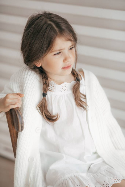 Menina bonito em roupas brancas, conceito de infância feliz
 - Foto, Imagem