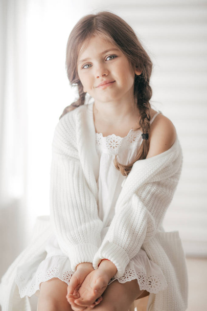 Χαριτωμένο μικρό κορίτσι με λευκά ρούχα, καλή ιδέα της παιδικής ηλικίας - Φωτογραφία, εικόνα