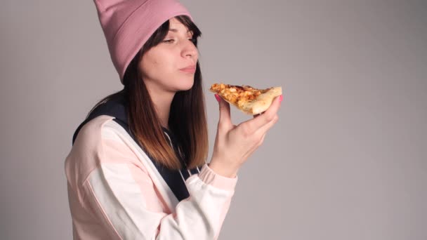 Jeune femme caucasienne avec queue manger morceau de pizza
. - Séquence, vidéo