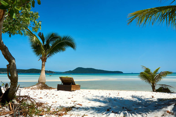 Liegestuhl am Strand, schöner sonniger Sommertag. koh rong sanloem Island, Bucht von Sarazenen. Kambodscha, Asien - Foto, Bild