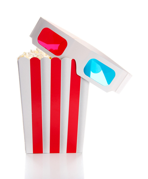 Popcorn und 3D-Gläser, isoliert auf weiß - Foto, Bild