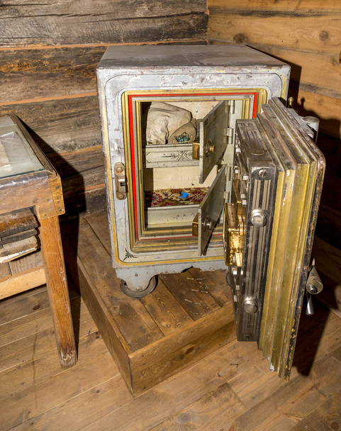 історичний старий сейф дуже старий
 - Фото, зображення