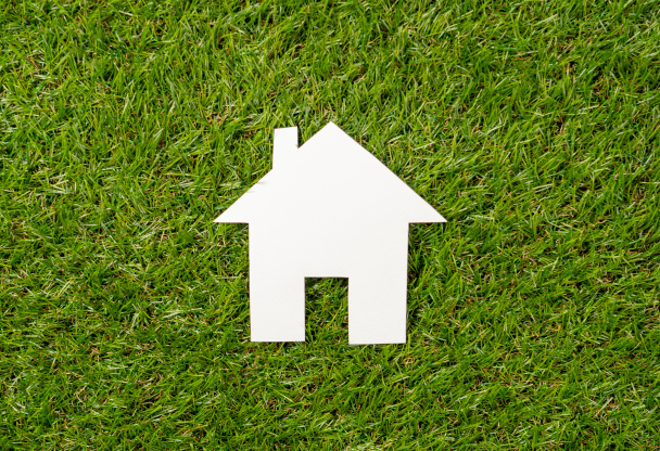 Концептуальна картина білого будинку на зеленій траві вид зверху і копіювання простору в нерухомості інвестиції нерухомість заощадження і купівля житла іпотека і кредит Страхування і банківська концепція
. - Фото, зображення