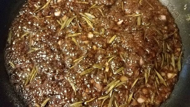 brązowy fig i sos ROZMARYNOWY gotowanie w patelni - Zdjęcie, obraz