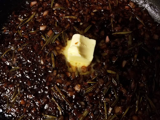 higo marrón y salsa de romero con mantequilla cocida en sartén
 - Foto, imagen